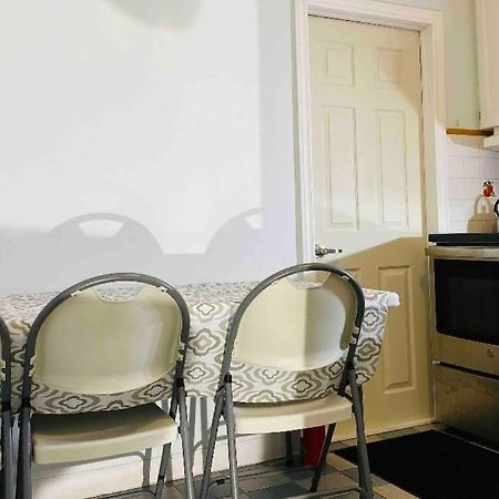 Lovely II Space Share A Room East York Canada トロント エクステリア 写真