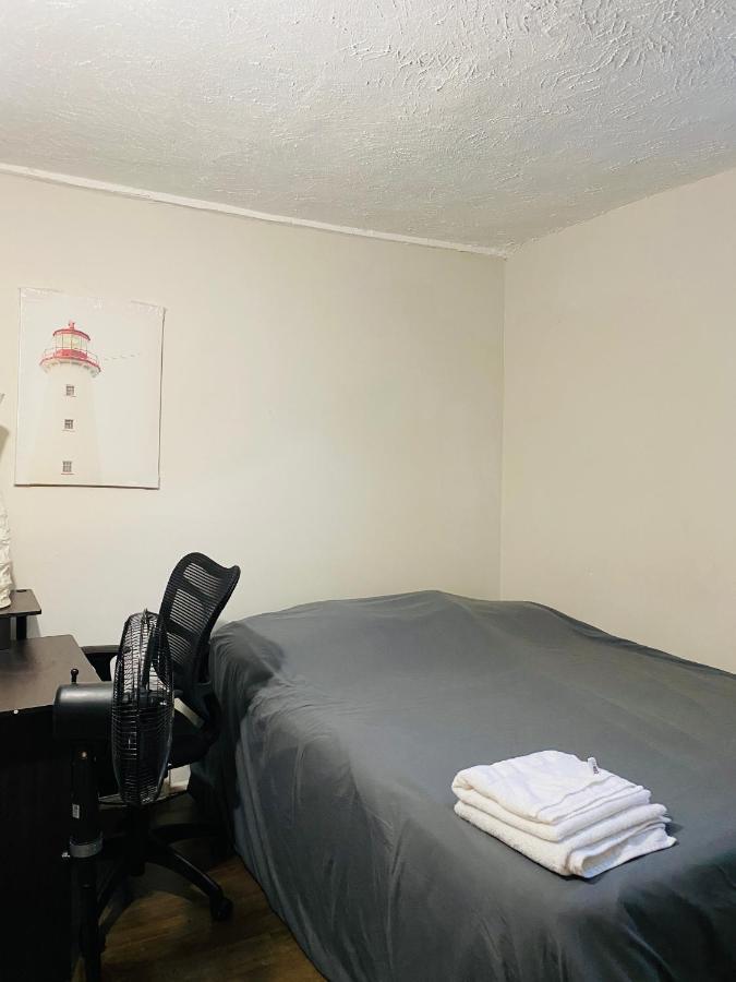 Lovely II Space Share A Room East York Canada トロント エクステリア 写真