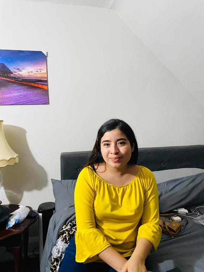 Lovely II Space Share A Room East York Canada トロント エクステリア 写真