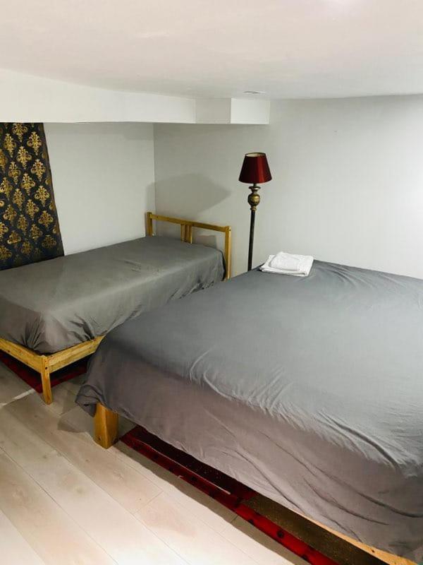 Lovely II Space Share A Room East York Canada トロント エクステリア 写真